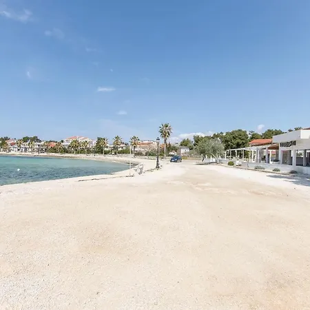 Zdenko アパート *